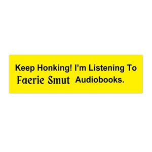 Può includere: Un rettangolo giallo con testo nero che recita: "Keep Honking! I'm Listening To Faerie Smut Audiobooks."