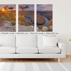 Könnte beinhalten: Ein dreiteiliger Leinwanddruck mit einer malerischen Landschaft, in der sich ein Fluss durch ein Tal schlängelt. Die Paneele zeigen einen Sonnenuntergang über einem Wald, einen Baum auf einer Klippe mit Blick auf den Fluss und eine weite Aussicht auf den Fluss und das Tal. Der Druck misst 90x180 cm.