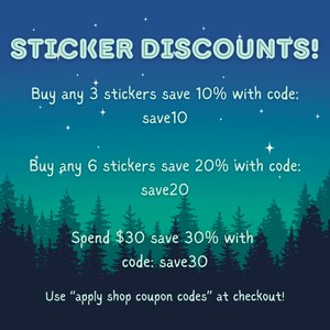 Peut inclure: Un graphique avec un fond d&eacute;grad&eacute; bleu et vert repr&eacute;sentant une silhouette de for&ecirc;t et des &eacute;toiles blanches. Le texte indique "STICKER DISCOUNTS!" avec des d&eacute;tails sur la fa&ccedil;on d'&eacute;conomiser 10 %, 20 % et 30 % sur les achats d'autocollants. Le texte comprend &eacute;galement les codes de r&eacute;duction "save10", "save20" et "save30".