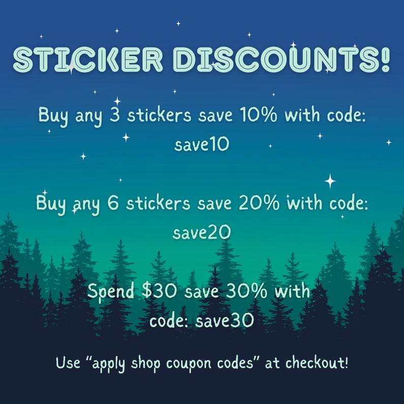 Peut inclure: Un graphique avec un fond d&eacute;grad&eacute; bleu et vert repr&eacute;sentant une silhouette de for&ecirc;t et des &eacute;toiles blanches. Le texte indique "STICKER DISCOUNTS!" avec des d&eacute;tails sur la fa&ccedil;on d'&eacute;conomiser 10 %, 20 % et 30 % sur les achats d'autocollants. Le texte comprend &eacute;galement les codes de r&eacute;duction "save10", "save20" et "save30".
