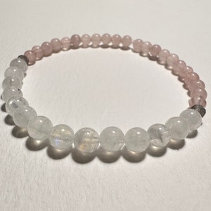 Bracciale Divine Feminine elasticizzato con pietra di luna, quarzo rosa e labradorite