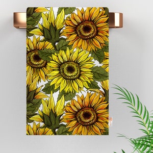 Op de afbeelding: Een witte achtergrond met een herhalend patroon van gele zonnebloemen met groene bladeren. De zonnebloemen zijn realistisch getekend met gedetailleerde bloemblaadjes en centra.