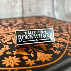 Badge Bookwh0re rigolo en émail noir livresques