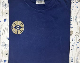 Geborduurd Deadlock-logo op een shirt