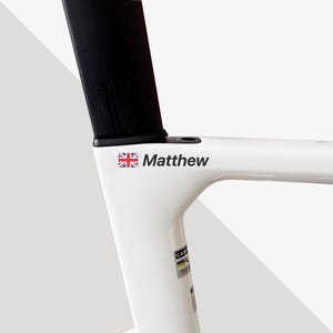 2x personalisierte Name und Flagge Aufkleber für Fahrrad Aufkleber, Rennrad, Mountainbike, Falten, Kies, CX Das beste Geschenk für Ehemann Verlobte Freund Geschenk