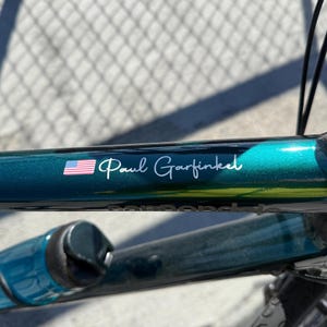 2 adesivos personalizados com nome e bandeira de ciclista da SancraftsCo, em vinil impermeável. Presente personalizado perfeito para ele.