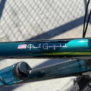 2 calcomanías con nombre de SancraftsCo, calcomanía de vinilo impermeable con nombre y bandera de ciclista para bicicleta, regalo personalizado perfecto para él
