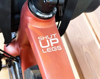 2 pegatinas "Shut UP Legs" con bandera. Regalo para esposo o novio. Regalo de cumpleaños. Fácil de aplicar en bicicletas de carretera, gravel, MTB y plegables.