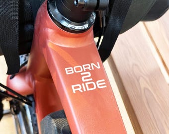 Calcomanía Born 2 Ride con bandera, regalo de cumpleaños para esposo o novio, fácil de aplicar en bicicletas de carretera, bicicletas de montaña, bicicletas plegables.