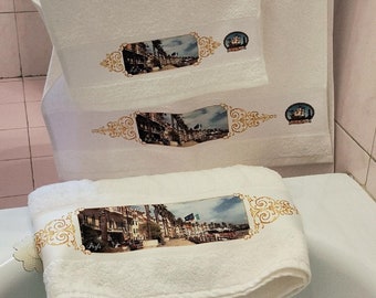 Gift idea, elegant pair of towels (face and guest) personalized with images of Genoa, Rapallo, Camogli, Pegli.