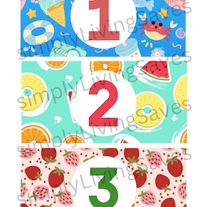 Puede incluir: Tres diseños rectangulares coloridos con ilustraciones de temática veraniega. El diseño superior presenta helado, un cangrejo y un salvavidas. El diseño central tiene naranjas y piñas. El diseño inferior está cubierto de fresas. Cada diseño tiene un número grande en un círculo blanco.