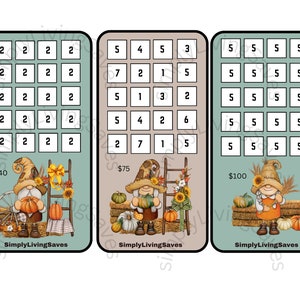 Puede incluir: Tres rastreadores de ahorro con temática otoñal con gnomos, calabazas y girasoles. Cada rastreador tiene un valor diferente: $40, $75 y $100. El texto "SimplyLivingSaves" está en la parte inferior de cada rastreador. Cada rastreador tiene una cuadrícula de casillas con números.
