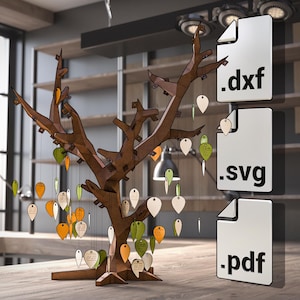 Könnte beinhalten: Eine Holzbaumsculptur mit hängenden Blättern, jedes Blatt ist ein Etikett mit einer Nummer darauf. Der Baum steht auf einem Holztisch. Das Bild zeigt auch drei Dateisymbole mit den Erweiterungen .dxf, .svg und .pdf.