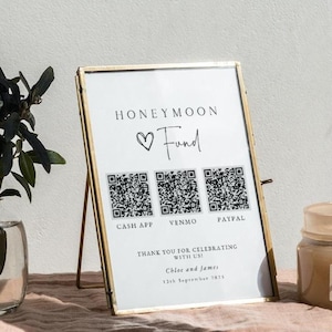 Pode incluir: Uma placa branca em uma moldura dourada com o texto "HONEYMOON ♡ Fund" e três códigos QR rotulados como "CASH APP", "VENMO" e "PAYPAL". A placa também inclui o texto "THANK YOU FOR CELEBRATING WITH US! Chloe and James 13th September 2025".