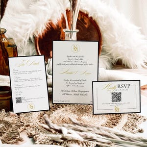 Puede incluir: Elegante conjunto de invitaciones de boda con tres tarjetas con bordes negros y caligrafía dorada. La invitación principal incluye los nombres de la pareja y los detalles del evento. También se incluye una tarjeta RSVP y una tarjeta de detalles.