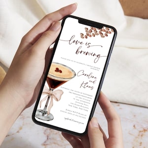 Op de afbeelding: Een digitale uitnodiging voor een bruidsdouche met een illustratie van een koffiecocktail en de tekst "love is brewing" en "Caroline en Klaus". De uitnodiging bevat de datum, tijd en locatie van het evenement.