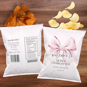 Könnte beinhalten: Zwei weiße Taschen mit einer rosa Schleife und dem Text "welcome to Queen Charlotte's Baby Shower MMDD YY" auf einer Tasche und "Thank You! Thank you so much for celebrating with us and making our day so fun! Love & Kisses, Sophie & San" sowie einer Liste mit lustigen Fakten für eine Babyparty auf der anderen Tasche.
