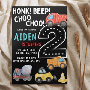 K&ouml;nnte beinhalten: Eine Geburtstagseinladung im Stil einer schwarzen Tafel mit dem Text "Honk! Beep! Choo Choo!" und "Aiden wird 2". Die Einladung zeigt eine gro&szlig;e Zahl 2 mit einem Stra&szlig;en-Design und mehreren Comic-Baufahrzeugen, darunter ein roter Kipplaster, ein gelber Bulldozer, ein gelber Kipplaster und ein Betonmischer.