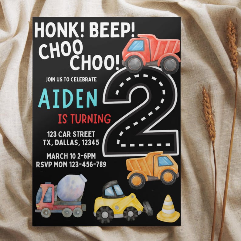 K&ouml;nnte beinhalten: Eine Geburtstagseinladung im Stil einer schwarzen Tafel mit dem Text "Honk! Beep! Choo Choo!" und "Aiden wird 2". Die Einladung zeigt eine gro&szlig;e Zahl 2 mit einem Stra&szlig;en-Design und mehreren Comic-Baufahrzeugen, darunter ein roter Kipplaster, ein gelber Bulldozer, ein gelber Kipplaster und ein Betonmischer.