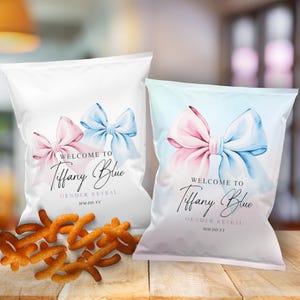 Könnte beinhalten: Zwei weiße Taschen mit blauen und rosa Schleifen und dem Text "Willkommen zu Tiffany Blue Gender Reveal MM.DD.YY".