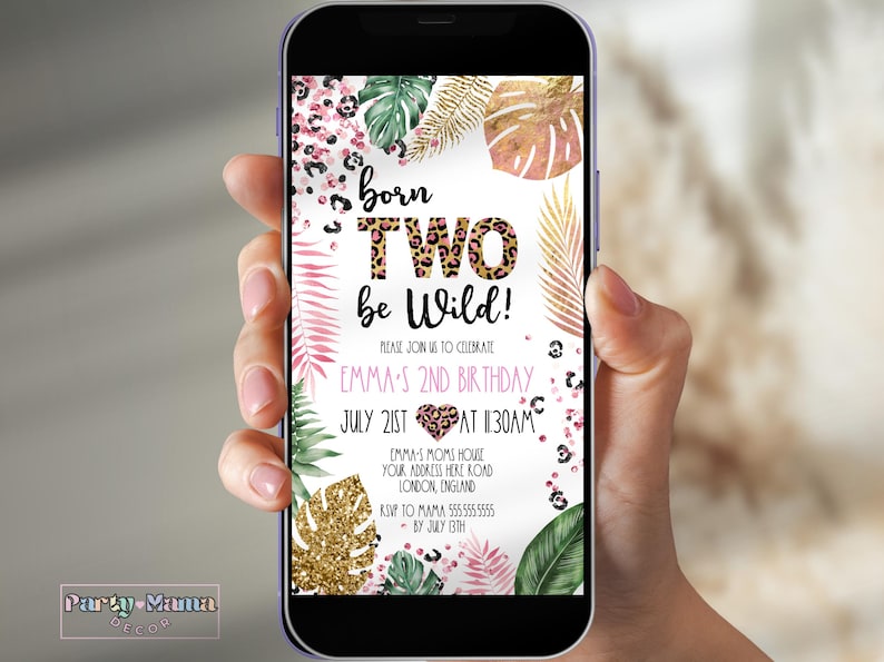 K&ouml;nnte beinhalten: Eine digitale Einladung zu einer zweiten Geburtstagsfeier f&uuml;r ein Kind. Die Einladung hat ein Dschungel-Thema mit einem Leopardenmuster-Hintergrund und dem Text "born TWO be Wild!" Die Einladung enth&auml;lt auch den Namen des Kindes, das Datum und die Uhrzeit der Party.