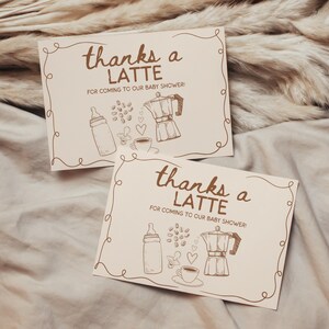 Op de afbeelding: Twee beige bedankkaarten voor een babyshower met bruine tekst en illustraties. De kaarten zeggen "bedankt een LATTE VOOR JE KOMST NAAR ONZE BABYSHOWER!" en tonen een babyfles, koffiebonen, een koffiekopje en een koffiepot.
