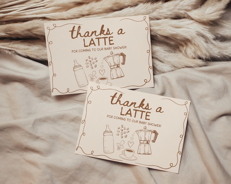 Op de afbeelding: Twee beige bedankkaarten voor een babyshower met bruine tekst en illustraties. De kaarten zeggen "bedankt een LATTE VOOR JE KOMST NAAR ONZE BABYSHOWER!" en tonen een babyfles, koffiebonen, een koffiekopje en een koffiepot.