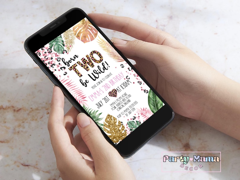 K&ouml;nnte beinhalten: Eine digitale Einladung zu einer 2. Geburtstagsfeier mit Dschungel-Thema. Die Einladung zeigt einen Hintergrund mit Leopardenmuster und dem Text "born TWO be Wild!" sowie einem rosa Herz. Die Einladung enth&auml;lt auch das Datum und die Uhrzeit der Party sowie den Ort.