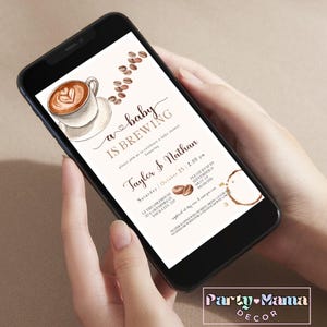 Puede incluir: Una invitaci&oacute;n digital para un baby shower con una ilustraci&oacute;n de una taza de caf&eacute; y granos de caf&eacute;. El texto dice "a baby is brewing" e incluye los nombres "Taylor & Nathan" y la fecha "s&aacute;bado 25 de octubre, 2:00 pm".