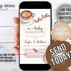 Puede incluir: Una pantalla de tel&eacute;fono digital que muestra una invitaci&oacute;n a una fiesta de bienvenida al beb&eacute; con una taza de caf&eacute; y granos de caf&eacute;. La invitaci&oacute;n dice "a baby is brewing" e incluye los nombres "Taylor & Nathan".