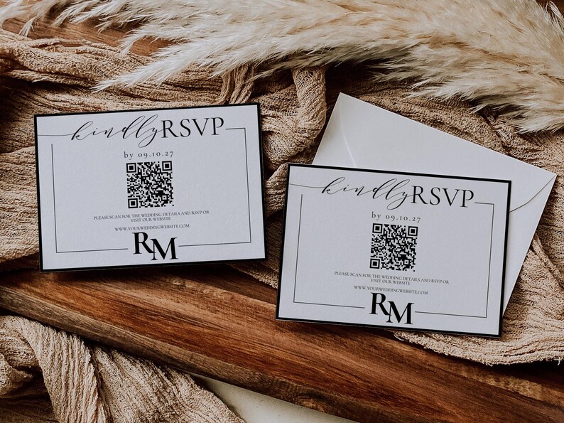 Op de afbeelding: Twee witte RSVP-kaarten met zwarte randen en tekst. De tekst luidt "kindly RSVP by 09.10.27". Elke kaart heeft een zwart-witte QR-code en de initialen "RM" in zwart.