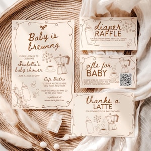 Op de afbeelding: Een verzameling babyborrel uitnodigingen en kaarten met een koffiethema. De belangrijkste uitnodiging luidt "Baby is brewing" en bevat details voor Isabella's babyborrel. Andere kaarten zijn "Diaper Raffle", "Gifts for Baby" en "Thanks a Latte".