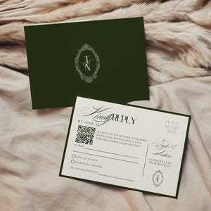 Może przedstawiać: Ciemnozielony zestaw zaproszeń ślubnych i kart odpowiedzi. Zaproszenie zawiera monogram w ozdobnej ramce. Karta odpowiedzi zawiera kod QR i tekst "Kind Reply".