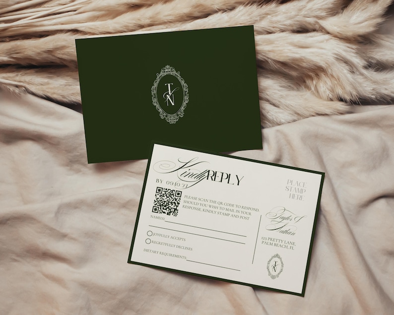 Może przedstawiać: Ciemnozielony zestaw zaproszeń ślubnych i kart odpowiedzi. Zaproszenie zawiera monogram w ozdobnej ramce. Karta odpowiedzi zawiera kod QR i tekst "Kind Reply".