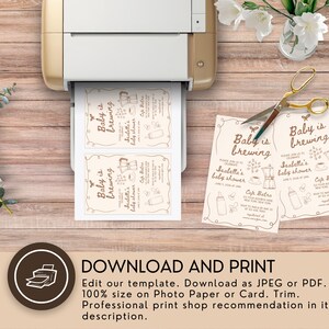 Puede incluir: Invitaci&oacute;n imprimible para baby shower con un esquema de color marr&oacute;n y blanco. La invitaci&oacute;n presenta una taza de caf&eacute; y una cafetera con el texto "Baby is brewing" y "Scaletta's baby shower".
