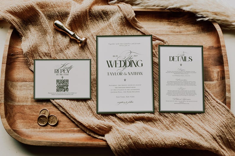 Może przedstawiać: Zestaw zaproszeń ślubnych z zieloną obw&oacute;dką, zawierający zaproszenie z napisem "The Wedding" oraz szczeg&oacute;ły dla Taylor & Nathan. Obecna jest r&oacute;wnież karta odpowiedzi z kodem QR oraz karta ze szczeg&oacute;łami. Złote pieczęcie woskowe i złoty stempel woskowy.