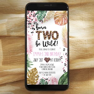 K&ouml;nnte beinhalten: Eine digitale Einladung zu einer zweiten Geburtstagsfeier mit Dschungel-Thema. Die Einladung zeigt ein pinkfarbenes und goldenes Leopardenmuster mit dem Text "Born Two Be Wild!" und Details zur Party, einschlie&szlig;lich Datum, Uhrzeit und Ort.