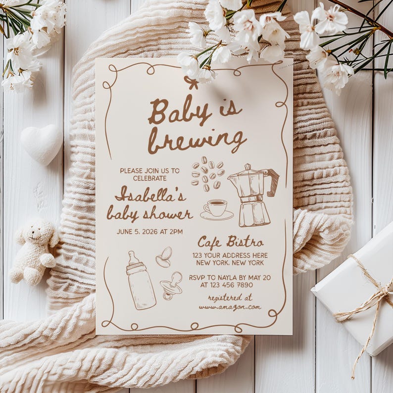 Puede incluir: Una invitaci&oacute;n de baby shower de color marr&oacute;n y blanco con una ilustraci&oacute;n de una taza de caf&eacute; y una cafetera. El texto dice "Baby is brewing" e incluye los detalles del evento, incluyendo la fecha, la hora, la ubicaci&oacute;n y la informaci&oacute;n de RSVP. La invitaci&oacute;n tambi&eacute;n incluye el texto "registered at www.amazon.com".