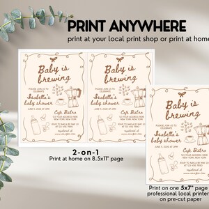 Puede incluir: Tres invitaciones imprimibles para una baby shower con tem&aacute;tica de caf&eacute;. Las invitaciones son beige con texto marr&oacute;n e ilustraciones de una cafetera, granos de caf&eacute; y un biber&oacute;n. El texto de las invitaciones dice "Baby is brewing" e incluye el nombre "Isabella's baby shower".