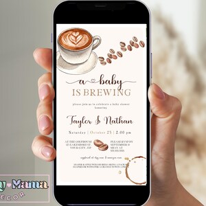 Puede incluir: Una invitaci&oacute;n digital para un baby shower con una ilustraci&oacute;n de una taza de caf&eacute; y granos de caf&eacute;. El texto dice "a baby is brewing" e incluye los nombres "Taylor & Nathan", la fecha "s&aacute;bado 25 de octubre" y la hora "2:00 pm".