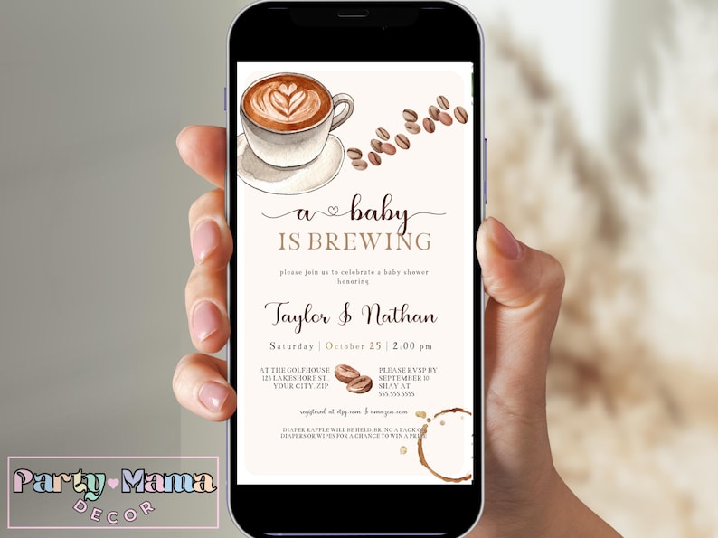 Puede incluir: Una invitaci&oacute;n digital para un baby shower con una ilustraci&oacute;n de una taza de caf&eacute; y granos de caf&eacute;. El texto dice "a baby is brewing" e incluye los nombres "Taylor & Nathan", la fecha "s&aacute;bado 25 de octubre" y la hora "2:00 pm".