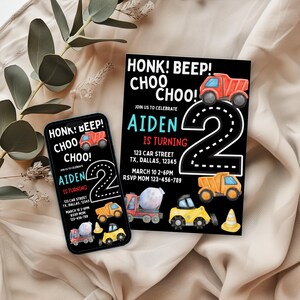 K&ouml;nnte beinhalten: Eine schwarz-wei&szlig;e Einladung mit Bau-Thema. Die Einladung lautet "Honk! Beep! Choo Choo!" und "Aiden wird 2". Sie enth&auml;lt einen roten, gelben und blauen Bauwagen, einen Betonmischer und einen Verkehrskegel.