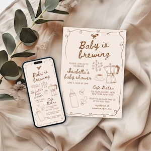 Op de afbeelding: Een uitnodiging voor een babyshower met de tekst "Baby is Brewing". De uitnodiging bevat illustraties van koffiebonen, een koffiezetapparaat en baby-gerelateerde items. Een smartphone toont hetzelfde uitnodigingsontwerp.