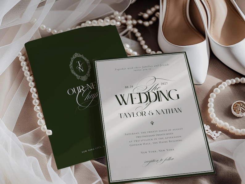 Może przedstawiać: Zaproszenie ślubne z napisem "The Wedding Taylor & Nathan" w kolorze ciemnozielonym i białym. Zaproszenie znajduje się obok ciemnozielonej broszury z napisem "Our New Chapter". Białe buty ślubne i naszyjniki z pereł r&oacute;wnież na zdjęciu.