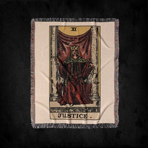Coperta da tiro in tessuto con mazzo di tarocchi Justice XI Rider-Waite: Arazzo con carte dei tarocchi della Giustizia gotica, arte e arredamento, coperta in tessuto monarca