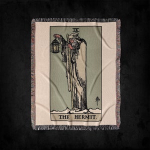 Coperta da lancio tessuta del mazzo di tarocchi The Hermit IX Rider-Waite: arazzo di carte dei tarocchi del mago gotico arte e arredamento, coperta tessuta da stregone