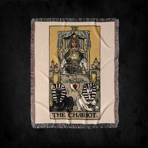 Coperta da lancio tessuta del mazzo dei tarocchi The Chariot VII Rider-Waite: arte e arredamento di arazzi di carte dei tarocchi gotici vintage, coperta tessuta da strega