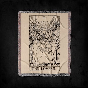Il mazzo di tarocchi The Lovers VI Rider-Waite su coperta in tessuto beige: coperta del mazzo di carte dei tarocchi gotici, coperta da picnic per gli amanti dell'arazzo dei tarocchi