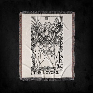 Il mazzo di tarocchi The Lovers VI Rider-Waite su coperta in tessuto bianco: coperta del mazzo di carte dei tarocchi gotici, coperta da picnic per gli amanti dell'arazzo dei tarocchi