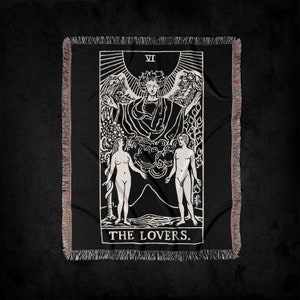 Il mazzo di tarocchi The Lovers VI Rider-Waite su coperta in tessuto nero: coperta del mazzo di carte dei tarocchi gotici, coperta da picnic per gli amanti dell'arazzo dei tarocchi